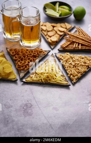 Verschiedene Snacks mit Bier auf dem Tisch Stockfoto