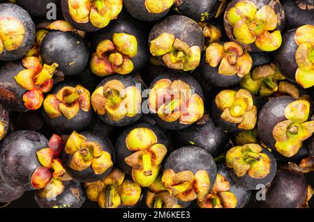 Draufsicht auf frischen Mangostanhintergrund. Stockfoto