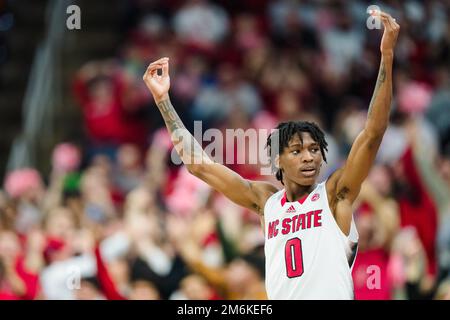 North Carolina State Wolfpack Guard Terquavion Smith (0) reagiert auf das Basketballspiel des NCAA College zwischen den Duke Blue Devils und dem NC State Wolfpack in der PNC Arena am Samstag, den 4. Januar 2023 in Raleigh, NC. Jacob Kupferman/CSM Stockfoto