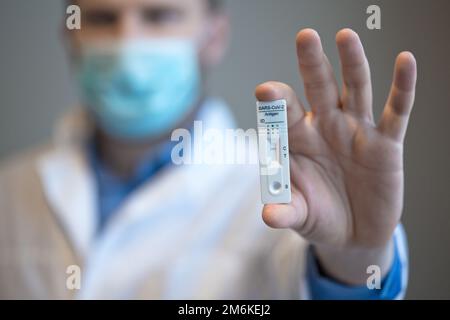 Negatives Testergebnis durch Verwendung eines Schnelltestgeräts für COVID-19. Stockfoto