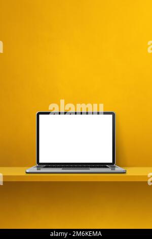 Laptop-Computer auf gelbem Regal. Vertikaler Hintergrund Stockfoto
