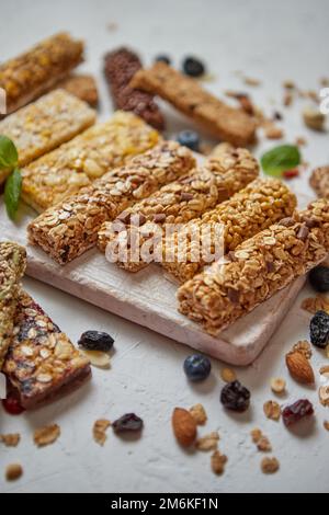 Hausgemachte glutenfreie Granola-Bars mit gemischten Nüssen, Samen, getrockneten Früchten Stockfoto