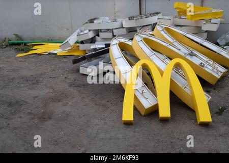 Moskau, Russland - 06.21.2022: McDonalds Logo-Buchstabe M auf dreckigem Müllhaufen Müllkippen Müll Müll. Fast Food und sa Stockfoto