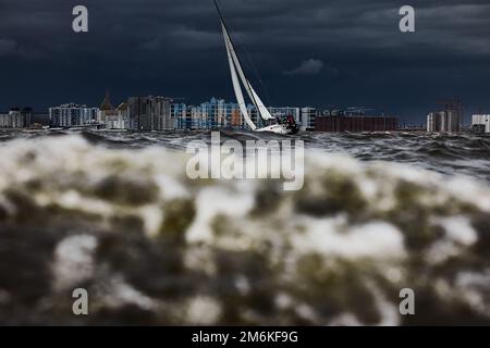 Russland, St. Petersburg, 17. Juni 2022: Wohnkomplex im Bau am Ufer der Newa auf Vasiliev Stockfoto