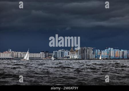 Der im Bau befindliche Wohnkomplex am Ufer des Flusses Newa auf der Insel Wassiljewski an sonnigen Tagen, Bulkinsel, Stockfoto