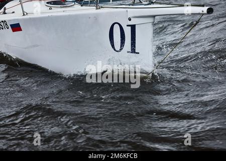 Der Bug des Bootes schneidet durch das Wasser, Bugsprit einer Segelyacht in Segelregatta bei stürmischem Wetter, Wasserspritzer, h Stockfoto