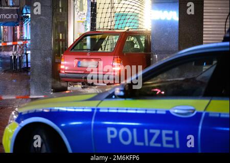 Hamburg, Deutschland. 05. Januar 2023. Ein Auto steht im zerstörten Eingangsbereich einer Pfandleihe. Ein Auto ist gegen eine Pfandleihe im Hamburger Stadtteil Harburg gefahren. Der oder die Täter sind auf der Flucht, sagte eine Polizeisprecherin. Kredit: Jonas Walzberg/dpa/Alamy Live News Stockfoto