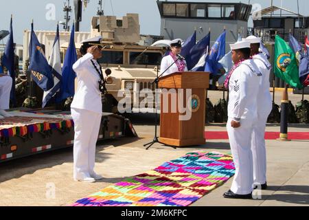 220429-N-DK042-1153 MARINESTÜTZPUNKT CORONADO, KALIFORNIEN (29. April 2022) Ens. Mary McCray, Mitglied des Amphibious Construction Battalion 1 (ACB 1), erhält ihren ersten Gruß während ihrer Inbetriebnahmezeremonie auf der ACB 1 am 29. April 2022. McCray ist die erste Tongan-kommissionierte Offizierin in den USA Geschichte der Navy. ACB 1 unterstützt den Transport von Schiff zu Land und den Bau im Rahmen gemeinsamer amphibischer Operationen auf der ganzen Welt. Stockfoto