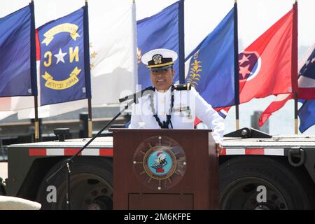 220429-N-DK042-1220 MARINESTÜTZPUNKT CORONADO, KALIFORNIEN (29. April 2022) Ens. Mary McCray, Mitglied des Amphibious Construction Battalion 1 (ACB 1), hält eine Rede während ihrer Zeremonie bei der ACB 1 am 29. April 2022. McCray ist die erste Tongan-kommissionierte Offizierin in den USA Geschichte der Navy. ACB 1 unterstützt den Transport von Schiff zu Land und den Bau im Rahmen gemeinsamer amphibischer Operationen auf der ganzen Welt. Stockfoto