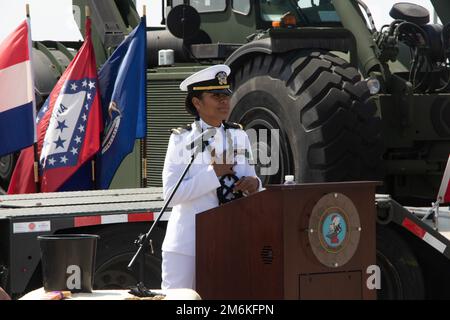 220429-N-DK042-1205 MARINESTÜTZPUNKT CORONADO, KALIFORNIEN (29. April 2022) Ens. Mary McCray, Mitglied des Amphibious Construction Battalion 1 (ACB 1), hält eine Rede während ihrer Zeremonie bei der ACB 1 am 29. April 2022. McCray ist die erste Tongan-kommissionierte Offizierin in den USA Geschichte der Navy. ACB 1 unterstützt den Transport von Schiff zu Land und den Bau im Rahmen gemeinsamer amphibischer Operationen auf der ganzen Welt. Stockfoto