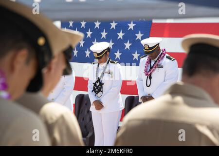 220429-N-DK042-1116 MARINESTÜTZPUNKT CORONADO, KALIFORNIEN (29. April 2022) Ens. Mary McCray, dem Amphibious Construction Battalion 1 (ACB 1) angeschlossen, beugte sich während ihrer Zeremonie auf der ACB 1 am 29. April 2022 vor der Benediction. McCray ist die erste Tongan-kommissionierte Offizierin in den USA Geschichte der Navy. ACB 1 unterstützt den Transport von Schiff zu Land und den Bau im Rahmen gemeinsamer amphibischer Operationen auf der ganzen Welt. Stockfoto