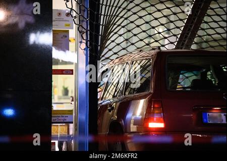 Hamburg, Deutschland. 05. Januar 2023. Ein Auto steht im zerstörten Eingangsbereich einer Pfandleihe. Ein Auto ist gegen eine Pfandleihe im Hamburger Stadtteil Harburg gefahren. Der oder die Täter sind auf der Flucht, sagte eine Polizeisprecherin. Kredit: Jonas Walzberg/dpa/Alamy Live News Stockfoto