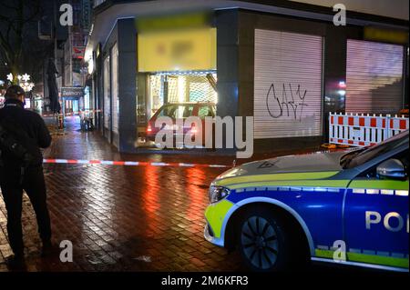 Hamburg, Deutschland. 05. Januar 2023. Ein Auto steht im zerstörten Eingangsbereich einer Pfandleihe. Ein Auto ist gegen eine Pfandleihe im Hamburger Stadtteil Harburg gefahren. Der oder die Täter sind auf der Flucht, sagte eine Polizeisprecherin. Kredit: Jonas Walzberg/dpa/Alamy Live News Stockfoto