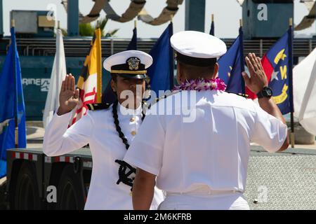 220429-N-DK042-1147 MARINESTÜTZPUNKT CORONADO, KALIFORNIEN (29. April 2022) Ens. Mary McCray, dem Amphibious Construction Battalion 1 (ACB 1) angehört, leistet während ihrer Zeremonie zur Inbetriebnahme auf der ACB 1 am 29. April 2022 einen Amtseid. McCray ist die erste Tongan-kommissionierte Offizierin in den USA Geschichte der Navy. ACB 1 unterstützt den Transport von Schiff zu Land und den Bau im Rahmen gemeinsamer amphibischer Operationen auf der ganzen Welt. Stockfoto