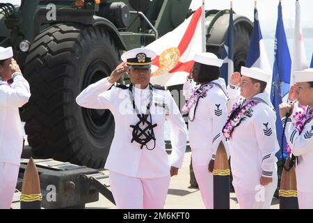 220429-N-DK042-1247 MARINESTÜTZPUNKT CORONADO, KALIFORNIEN (29. April 2022) Ens. Mary McCray, dem Amphibious Construction Battalion 1 (ACB 1) angeschlossen, ist offiziell als Fähnrich während ihrer Amtseinführung auf der ACB 1 am 29. April 2022 abgehauen. McCray ist die erste Tongan-kommissionierte Offizierin in den USA Geschichte der Navy. ACB 1 unterstützt den Transport von Schiff zu Land und den Bau im Rahmen gemeinsamer amphibischer Operationen auf der ganzen Welt. Stockfoto