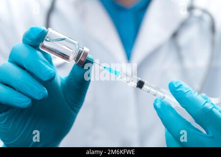 Arzt, der eine Viol mit Impfstoff gegen Corona-Virus hält. Stockfoto