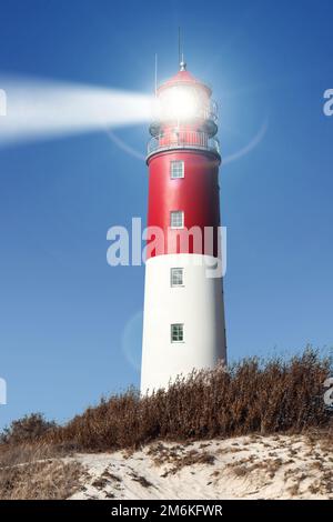 Alter Leuchtturm Suchscheinwerfer Strahl durch Meeresluft. Stockfoto