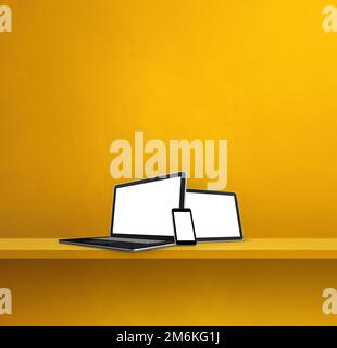 Laptop, Mobiltelefon und digitaler Tablet-pc auf gelbem Wandregal. Quadratischer Hintergrund Stockfoto