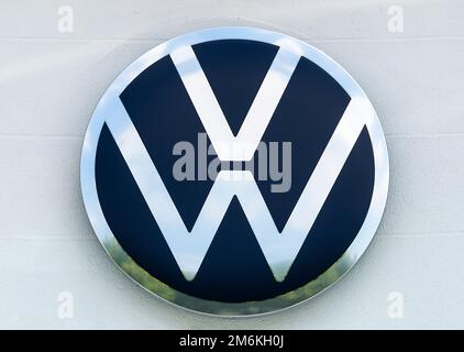 Firmenzeichen und Logo des Automobilunternehmens VW, Volkswagen Stockfoto