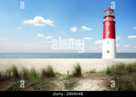 Alter Leuchtturm Suchscheinwerfer Strahl durch Meeresluft. Stockfoto