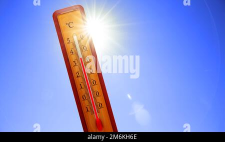 Thermometer mit celsius-Skala, die eine extrem hohe Temperatur anzeigt. Stockfoto