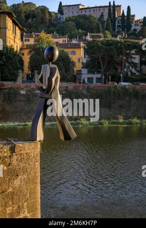 Florenz, Italien - 02. Juni 2022: Skulptur des gemeinen Mannes von Jean Marie Clet Abraham auf der Ponte alle Grazie auf dem Weg von der Brücke in den Fluss Arno Stockfoto