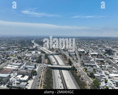 Luftaufnahme der Autobahnkreuzung und Kreuzung im North Park, San Diego Freeway Stockfoto