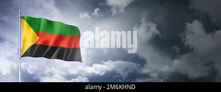 Azawad-MNLA-Flagge am bewölkten Himmel Stockfoto