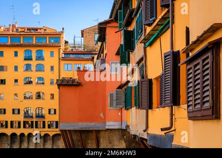 Silberschmiedegeschäfte auf der berühmten Brücke Ponte Vecchio am Fluss Arno in Centro Storico, Florenz, Italien aus nächster Nähe Stockfoto