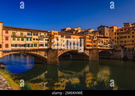 Silberschmiedegeschäfte auf der berühmten Brücke Ponte Vecchio am Fluss Arno in Centro Storico, Florenz, Italien aus nächster Nähe Stockfoto