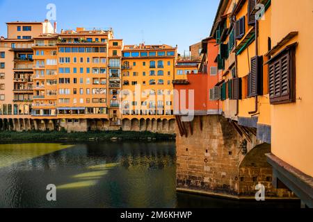 Silberschmiedegeschäfte auf der berühmten Brücke Ponte Vecchio am Fluss Arno in Centro Storico, Florenz, Italien aus nächster Nähe Stockfoto