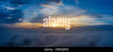 Ein wunderbarer, heller Morgen, über den Wolken. Drohnenflug über die Morgendämmerung. Stockfoto