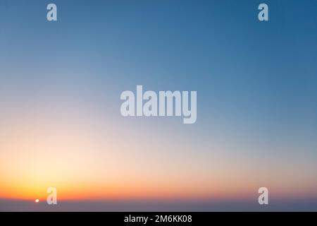 Ein wunderbarer, heller Morgen, über den Wolken. Drohnenflug über die Morgendämmerung. Stockfoto