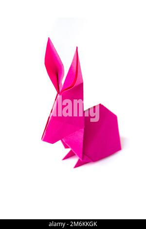 Rosa Papier Kaninchen Origami isoliert auf einem weißen Hintergrund Stockfoto