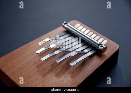 Traditioneller Kalimba aus Holz, isoliert auf Schwarz Stockfoto