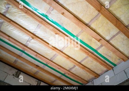 Dämmung von Dach und Decke mit Glaswolle Stockfotografie - Alamy