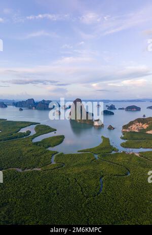 Sametnangshe, Blick auf die Berge in der Phangnga-Bucht mit Mangrovenwäldern in der andamanensee Thailand Stockfoto