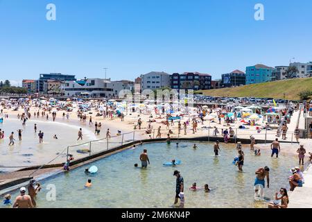 Bondi Beach an heißen Sommertagen im Jahr 2023 vom Kinderpool in North Bondi, Sydney, NSW, Australien aus gesehen Stockfoto
