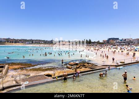 Bondi Beach an heißen Sommertagen im Jahr 2023 vom Kinderpool in North Bondi, Sydney, NSW, Australien aus gesehen Stockfoto