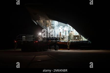 621. Contingency Response Wing Airmen entladen Fracht von einem C-17 Globemaster III in Osteuropa, 29. April 2022. Der 621. Contingency Response Wing ist hochspezialisiert auf die Ausbildung und schnelle Entsendung von Personal, um Flugplätze schnell zu öffnen und Flugplätze einzurichten, zu erweitern, zu erhalten und Flugbewegungen zu koordinieren. Stockfoto