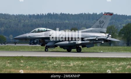 EIN US-AMERIKANISCHER Air Force F-16 Kampfflugzeuge der 480. Kampfflugeinheit, landet am 30. April 2022 in Spangdahlem. Die F-16-Flugzeuge sowie das Personal und die Hilfsausrüstung des 480. FS befinden sich seit Anfang Februar 2022 auf dem Luftwaffenstützpunkt Fetesti, Rumänien, um die kollektive Verteidigungshaltung der NATO zu verbessern und die dauerhafte Polizeimission der Luftwaffe zu unterstützen. Stockfoto