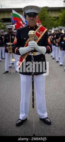 Sgt. Patrick Box von der Marine Forces Reserve (MFR) Band, Auftritt bei der Parade of Nations for Virginia International Tattoo 2022 (VIT) in Norfolk, Virginia, 30. April 2022. Die Parade of Nations ist die längste durchgehend laufende Parade in Hampton Roads und die einzige Parade in den Vereinigten Staaten zu Ehren der Nordatlantikvertrags-Organisation (NATO). Es gibt mehr als 75 Parade-Einheiten mit lokalen und besuchenden High School Bands, US- und internationalen Militärbands und farbenfrohen Wagen, die jedes Mitglied der NATO repräsentieren. Box stammt aus Martinez, Georgia. (USA Marinekorps Foto von. Stockfoto