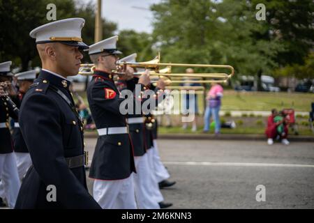 USA Marines mit der Marine Forces Reserve (MFR) Band, auftreten auf der Parade of Nations for Virginia International Tattoo 2022 (VIT) in Norfolk, Virginia, 30. April 2022. Die Parade of Nations ist die längste durchgehend laufende Parade in Hampton Roads und die einzige Parade in den Vereinigten Staaten zu Ehren der Nordatlantikvertrags-Organisation (NATO). Es gibt mehr als 75 Parade-Einheiten mit lokalen und besuchenden High School Bands, US- und internationalen Militärbands und farbenfrohen Wagen, die jedes Mitglied der NATO repräsentieren. (USA Marinekorps Foto von. Ryan Schmid) Stockfoto