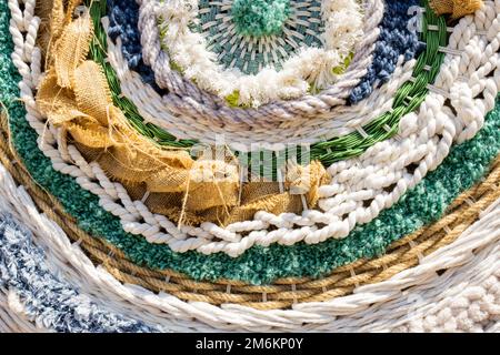 Wandanhänger mit Wandteppich aus Macrame, handgefertigte Dekorationen aus Boho. Elegante Wand aus Boho Macrame, die an beigefarbener Backgroun hängt Stockfoto
