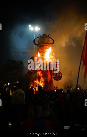 Ravan Dahan, laut Hindu-Kultur werden Ravanas Nachbildungen auf Vijayadashami verbrannt, in Indien an vielen Orten, Ravana brennt in dussehra Festival, Stockfoto