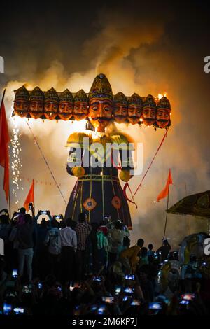 Ravan Dahan, laut Hindu-Kultur werden Ravanas Nachbildungen auf Vijayadashami verbrannt, in Indien an vielen Orten, Ravana brennt in dussehra Festival, Stockfoto