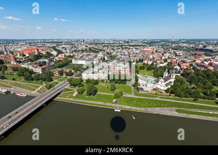 Genießen Sie einen Blick aus der Vogelperspektive auf die Stadtlandschaft von Krakau Stockfoto