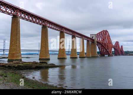 Blick auf die historische Freischwinger-Forth-Brücke über den Firth of Forth in Scoltand Stockfoto