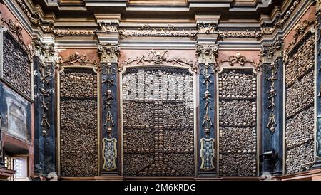 Mailand, Italien. Beinhaus-Kapelle in der Kirche San Bernardino alle Ossa. Stockfoto
