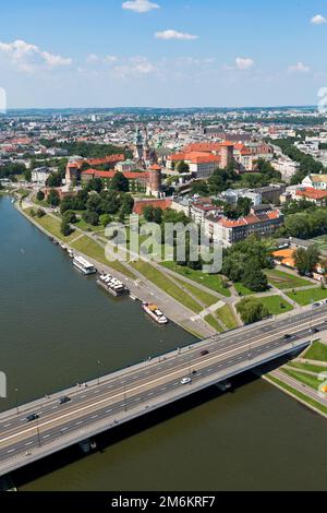 Genießen Sie einen Blick aus der Vogelperspektive auf die Stadtlandschaft von Krakau Stockfoto